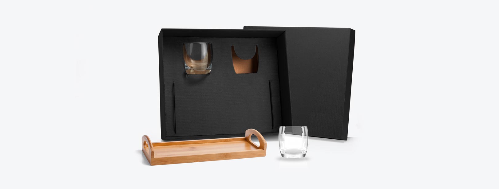 Kit Whisky; Conta com dois copos em vidro; Bandeja em Bambu. Estão perfeitamente acomodados em uma caixa para presentear.