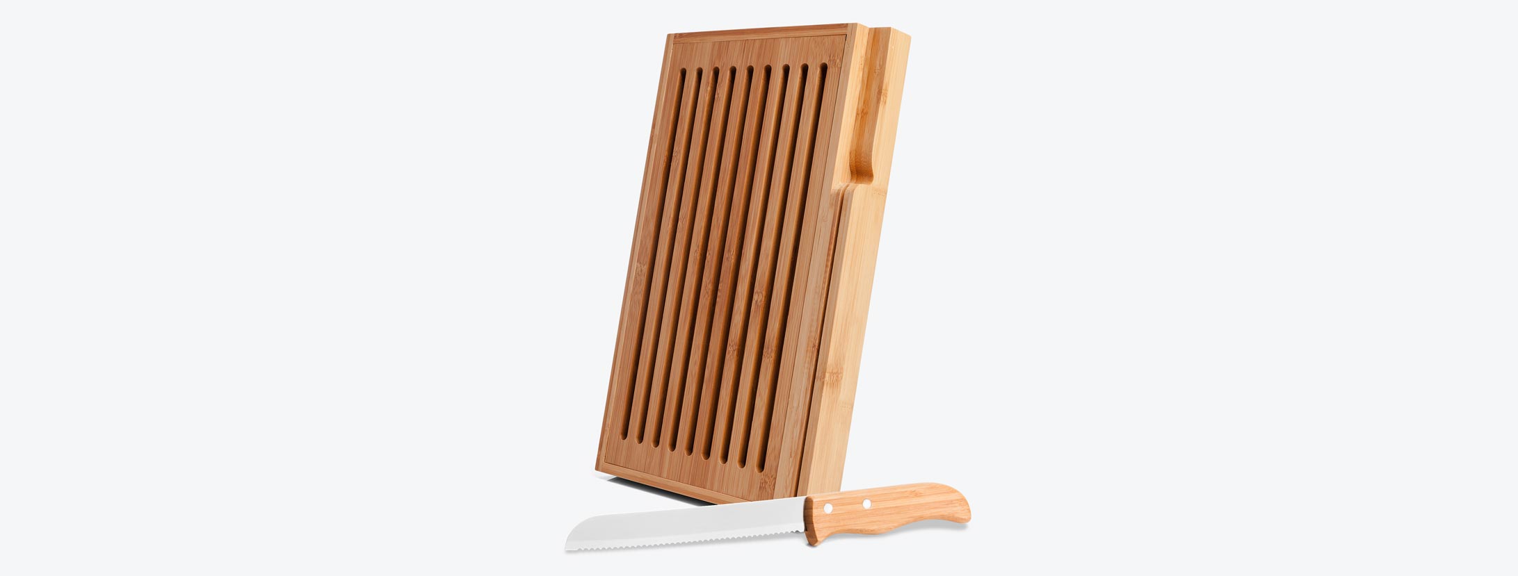 Confeccionada em Bambu, possui grelha removível para melhor recolher as migalhas e uma faca 7” para pão com cabo em Bambu e lâmina em Aço Inox com rebites resistentes, que se encaixa perfeitamente na lateral da base.