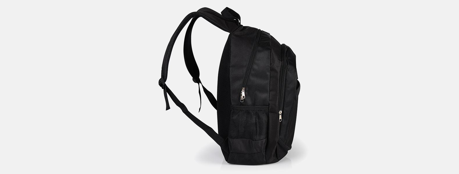 Mochila preta em Poliester 600D/1680D com alças para as costas, alça para as mãos, compartimento para notebook de até 15, 3 bolsos externos com zíper e 2 bolsos externos em tela.