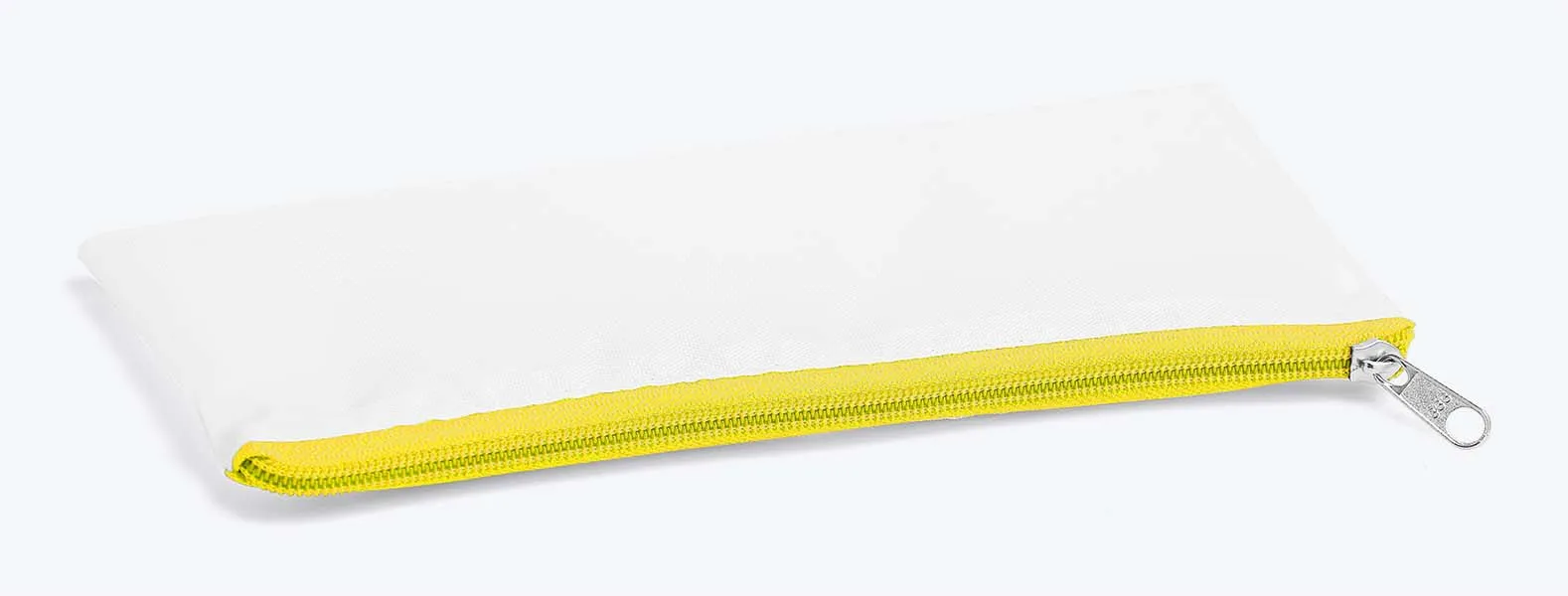 Necessaire na cor amarela confeccionada em Nylon 210 resinado. Conta com fechamento em zíper nas cores preta, azul, vermelha, verde, amarelo, laranja, roxo e rosa.