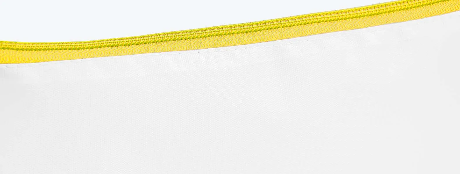 Necessaire na cor amarela confeccionada em Nylon 210 resinado. Conta com fechamento em zíper nas cores preta, azul, vermelha, verde, amarelo, laranja, roxo e rosa.