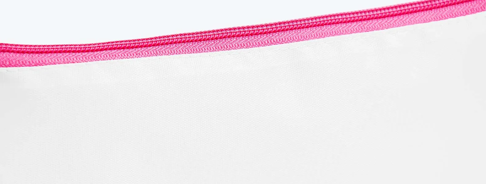 Necessaire com zíper rosa confeccionada em Nylon 210 resinado. Conta com fechamento em zíper nas cores preta, azul, vermelha, verde, amarelo, laranja, roxo e rosa.