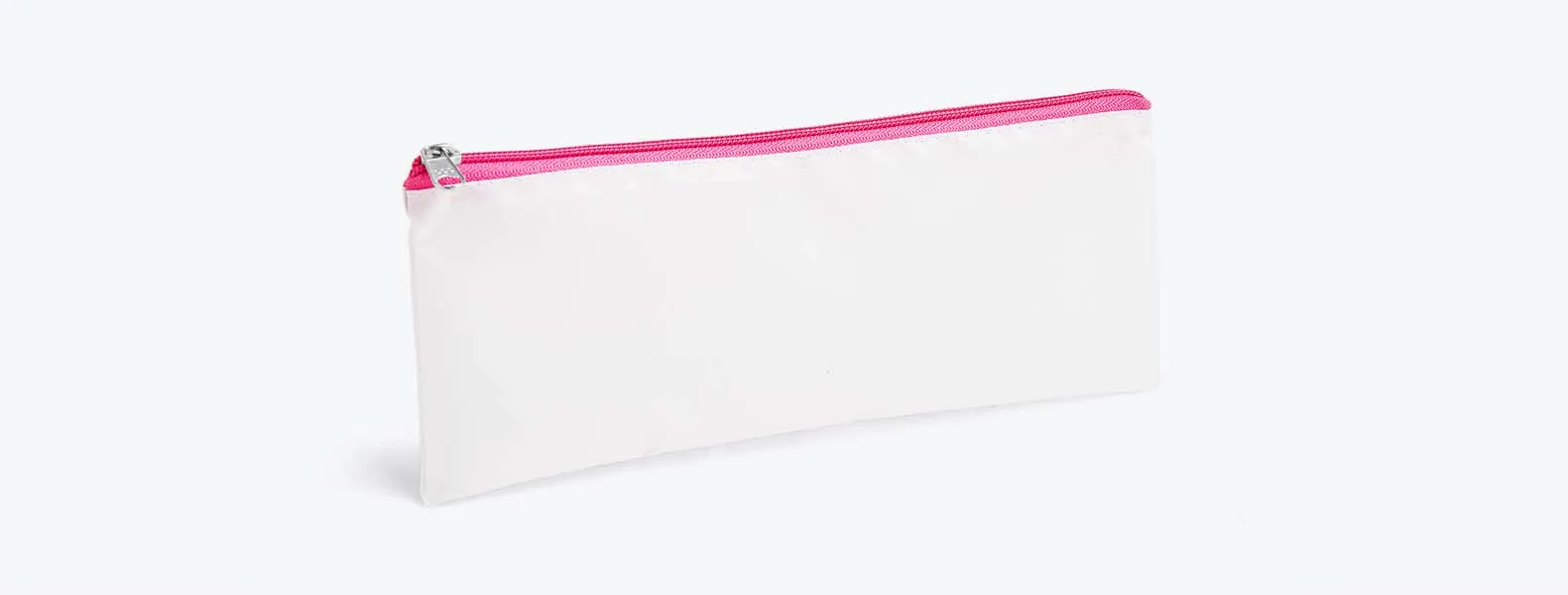 Necessaire com zíper rosa confeccionada em Nylon 210 resinado. Conta com fechamento em zíper nas cores preta, azul, vermelha, verde, amarelo, laranja, roxo e rosa.