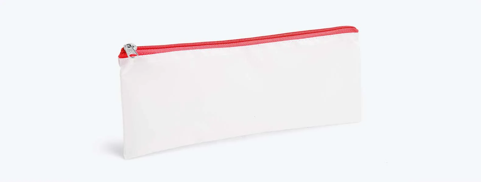 Necessaire com zíper vermelho confeccionada em Nylon 210 resinado. Conta com fechamento em zíper nas cores preta, azul, vermelha, verde, amarelo, laranja, roxo e rosa.