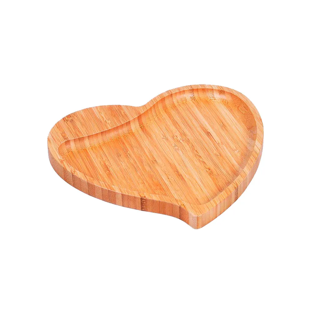 Petisqueira em bambu com formato de coração.