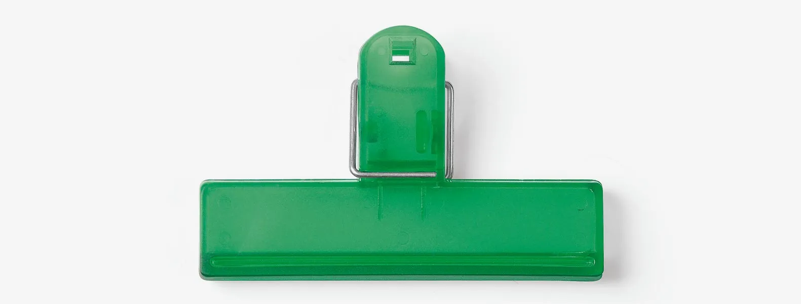 Confeccionado em poliestireno verde, possui tamanho compacto, mola em metal e um orifício na alça para pendurá-lo e facilitar seu uso. Disponível nas cores azul, fumê, vermelho e verde.