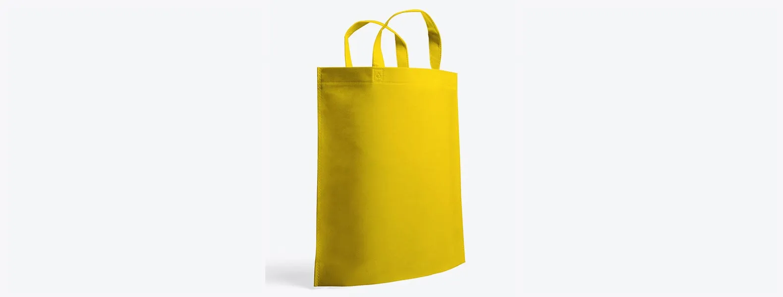 Sacola amarela em TNT termoselado com alças. Gramatura: 80 g/m² Disponível nas cores branca, preta, bege, azul, vermelha, verde, amarela, laranja, roxo e rosa.