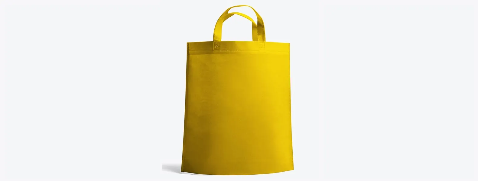 Sacola amarela em TNT termoselado com alças. Gramatura: 80 g/m² Disponível nas cores branca, preta, bege, azul, vermelha, verde, amarela, laranja, roxo e rosa.