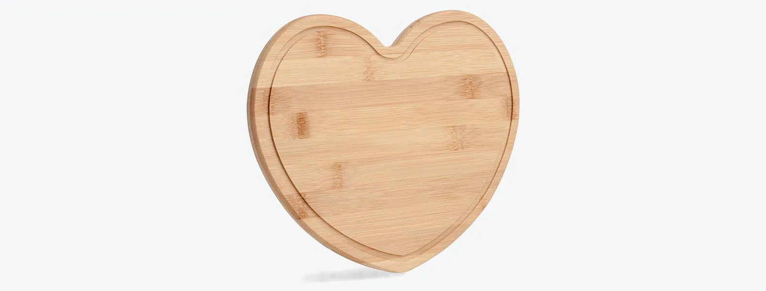 Tábua para cozinha em Bambu em formato de coração. Confeccionada com tripla camada invertida, para dar maior durabilidade e não deformar com o passar do tempo.