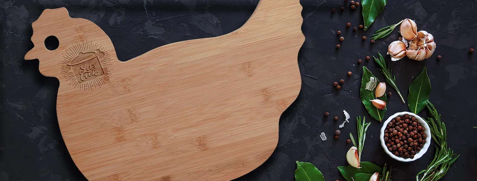 Tábua para cozinha em Bambu em formato de Galinha. Confeccionada com tripla camada invertida, para dar maior durabilidade e não deformar com o passar do tempo.