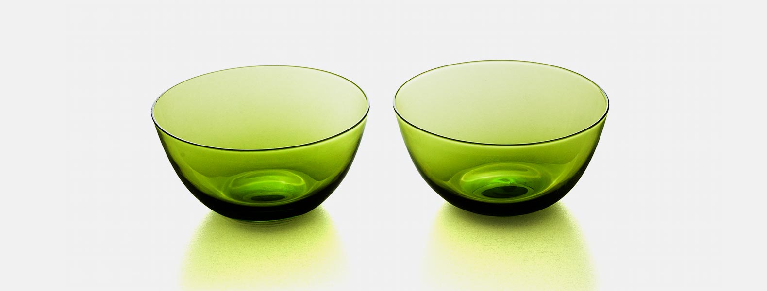 Kit contendo quatro tigelas em vidro de coloração verde e capacidade de 350ml cada.