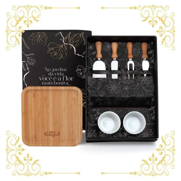 Kit para petisco. Conta com petisqueira em bambu; conjunto para queijo contendo duas facas, sendo uma com ponta e outra reta, uma espátula e um garfo em madeira/inox; conta também com dois ramekins em porcelana.