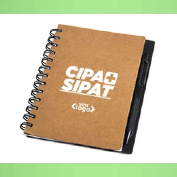 Caderno com 100 folhas brancas pautadas e espiral wire-o em metal cromado. Capa em papelão reciclado rígido, com exterior na cor marrom e interior na cor preta. Acompanha caneta ecológica em papelão reciclado esferográfica preta, com detalhes em plástico e presa por fita elástica preta na lateral do caderno.