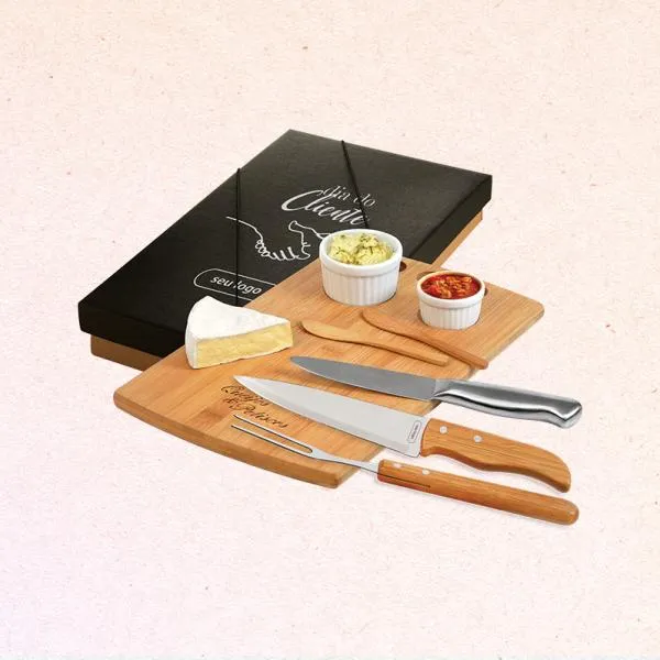 Kit para churrasco e petisco; Acompanha tábua com três furos e duas espátulas em bambu; Faca 7'' e garfo em bambu/Inox; Faca em Aço Inox; Dois ramequins. Tábua confeccionada com tripla camada invertida, para dar maior durabilidade e não deformar com o passar do tempo. Rebites em Aço Inox 304, um dos mais resistentes à ferrugem e corrosão.