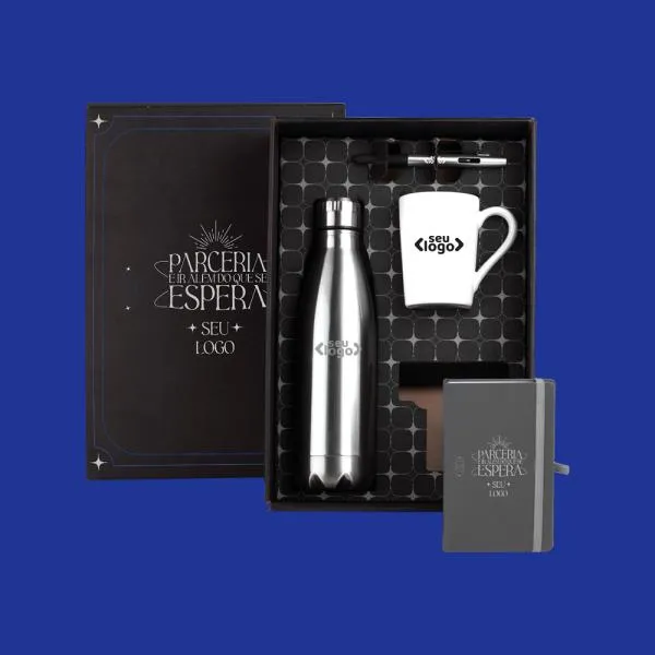 Conta com garrafa de 750 ml em aço inox na cor prata; caneca em cerâmica branca com capacidade de 230 ml; caderno para anotações cinza com capa dura e caneta esferográfica em ABS prata.