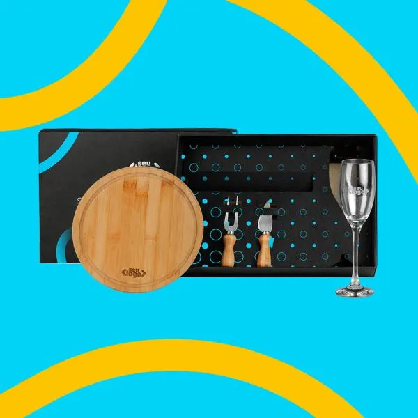 Conjunto para queijo em bambu com taça para champanhe. Kit composto por tábua para frios em bambu, taça de vidro para champagne e conjunto de duas peças para queijo em Bambu/Inox.