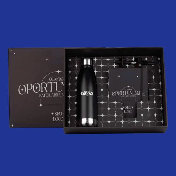 Kit composto por garrafa em aço Inox preta com tampa rosqueável; caderno para anotações preto com capa dura e caneta esferográfica em ABS preta.