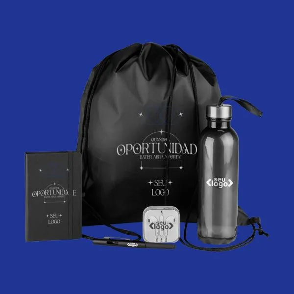 Kit boas vindas. Conta com mochila em nylon 420, garrafa pet, fone de ouvido, caderno sem pauta e caneta esferográfica com tampa e ponta touch.