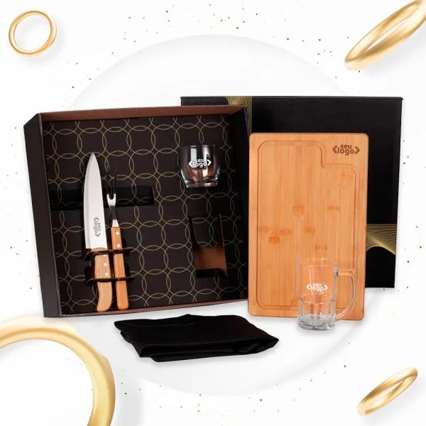 Kit para Churrasco/Cerveja/Whisky. Composto por tábua para Churrasco com sulco em Bambu; garfo em Bambu/Inox; faca 8 em Madeira/Inox; avental em Brim preto; caneca para Cerveja e copo para Whisky em vidro. Estão perfeitamente acomodados em uma caixa para presentear.