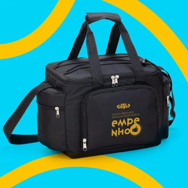 Bolsa Térmica preta em Polyester 600D, 300D e PEVA. Conta com alças de mão, alça de ombro, bolso frontal com zíper, dois bolsos laterais com zíper, elástico superior trançado. Forro interno branco feito de PEVA, atóxico e mais sustentável que o PVC. Tempo de Conservação aproximado: Frio 10 horas / Quente 3 horas.