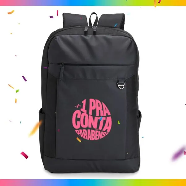 Mochila preta em Polyester / PU. Conta com alças para as costas, alça para as mãos e alça carona para mala. Na parte externa conta com saída para fio, dois bolsos laterais, um na parte frontal com zíper simples e o principal na parte superior, com fechamento em zíper duplo cursor. Na parte interna, conta com compartimento aveludado para notebook e mais seis compartimentos.