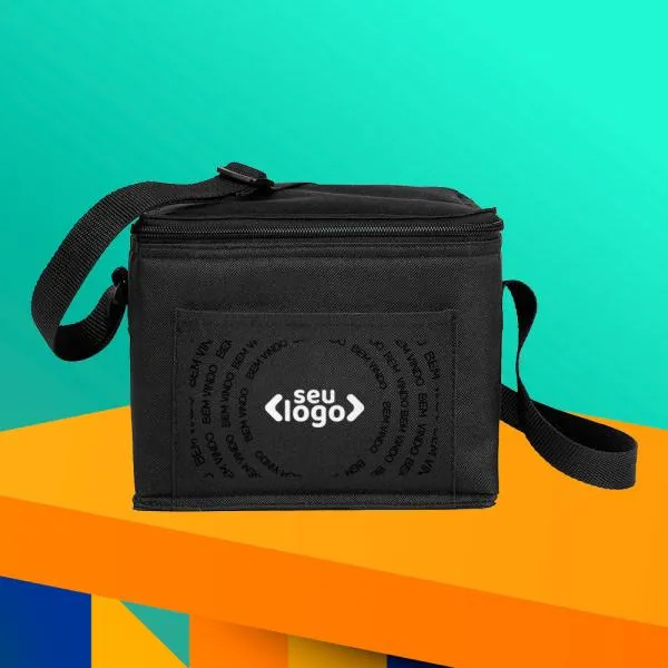 Bolsa Térmica preta em Polyester 600D/PEVA - não impermeável. Conta com alça ajustável, bolso frontal e fechamento em zíper. Forro interno cinza feito de PEVA. Tempo de Conservação aproximado: Frio 10 horas / Quente 3 horas.