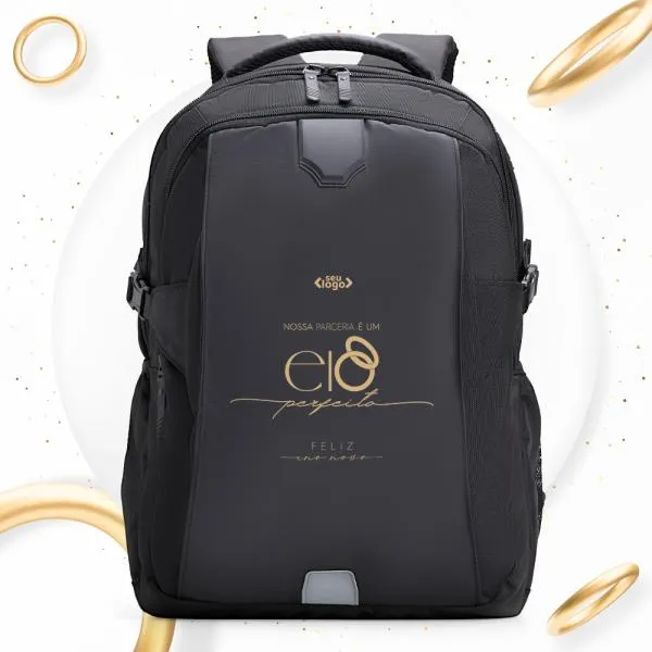 Mochila preta em Polyester / PU. Conta com alças para as costas com faixa refletiva e bolso, alça para as mãos, alça para pendurar e alça carona para mala. Na parte externa conta com saída para fio, faixa refletiva, borrachão, dois fechos laterais, dois bolsos laterais com tela, bolso frontal e dois bolsos na parte superior com fechamento em zíper. Na parte interna do primeiro bolso, conta com 4 compartimentos. No bolso principal, conta com compartimento aveludado para notebook e mais um compartimento.