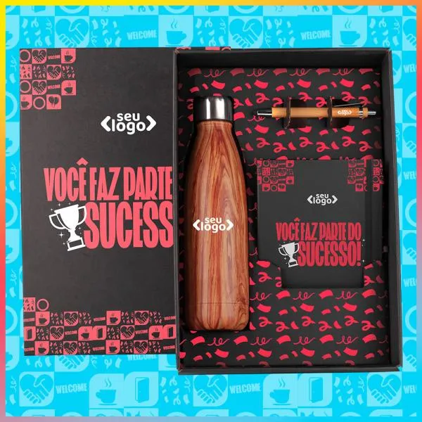 Kit de boas vindas. Kit composto por garrafa em aço inox com pintura amadeirada; caderno para anotações preto com capa dura e caneta esferográfica em bambu com ponta touch.