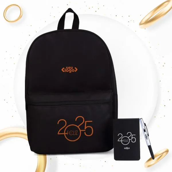 Mochila preta confeccionada em Polyester 600D. Conta com bolso principal e bolso frontal em zíper horizontal, alças ajustáveis e alça de mão; bloco para anotações preto com 100 folhas não pautadas e picotadas; caneta esferográfica em ABS prata.