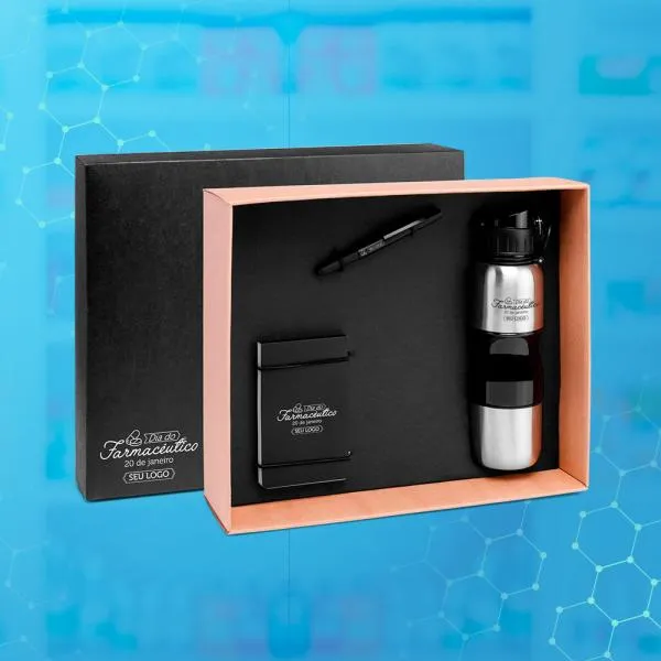 Squeeze confeccionado em plástico SAN e revestido em aço inox escovado. Possui tampa rosqueável abre e fecha com mola e botão com trava. Conta também com prático copo rosqueável na parte inferior de 200ml. Bloco com 100 folhas e caneta em ABS preta e ponteira touch em silicone preto. Carga esferográfica azul.