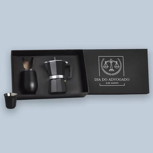 Kit para café. Conta com cafeteira prensa francesa e dois copos para café em aço inox preto, um de 80ml e outro de 340ml com tampa.