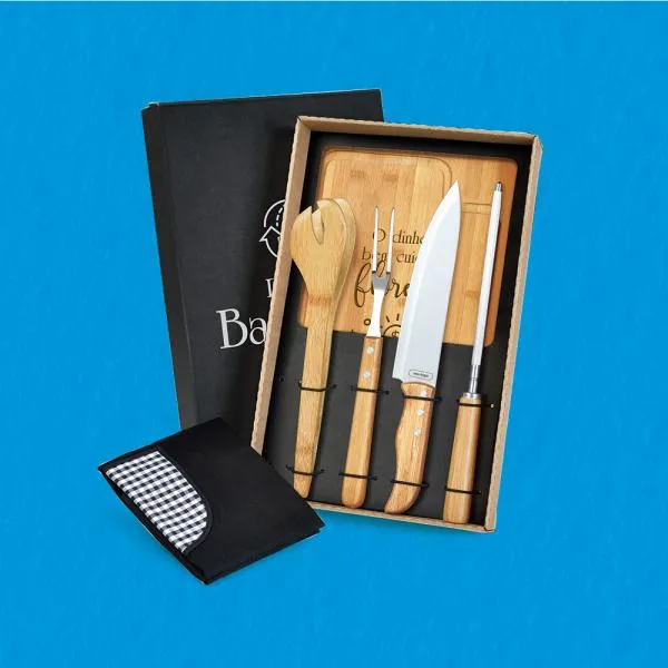 Kit para Churrasco. Composto por tábua em Bambu e pegador 30cm; chaira e garfo em Bambu/Inox; faca 8 em Madeira/Inox e avental com bolso em Brim preto. Como cortesia, na faca 8 fazemos uma gravação com os cortes do boi.