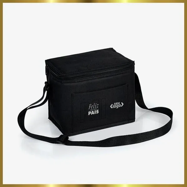 Bolsa Térmica preta em Polyester 600D/PEVA - não impermeável. Conta com alça ajustável, bolso frontal e fechamento em zíper. Forro interno cinza feito de PEVA. Tempo de Conservação aproximado: Frio 10 horas / Quente 3 horas.