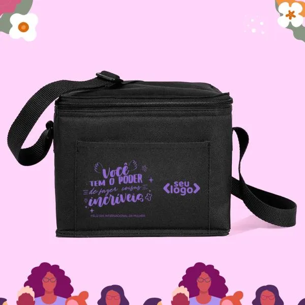 Bolsa Térmica preta em Polyester 600D/PEVA - não impermeável. Conta com alça ajustável, bolso frontal e fechamento em zíper. Forro interno cinza feito de PEVA. Tempo de Conservação aproximado: Frio 10 horas / Quente 3 horas.