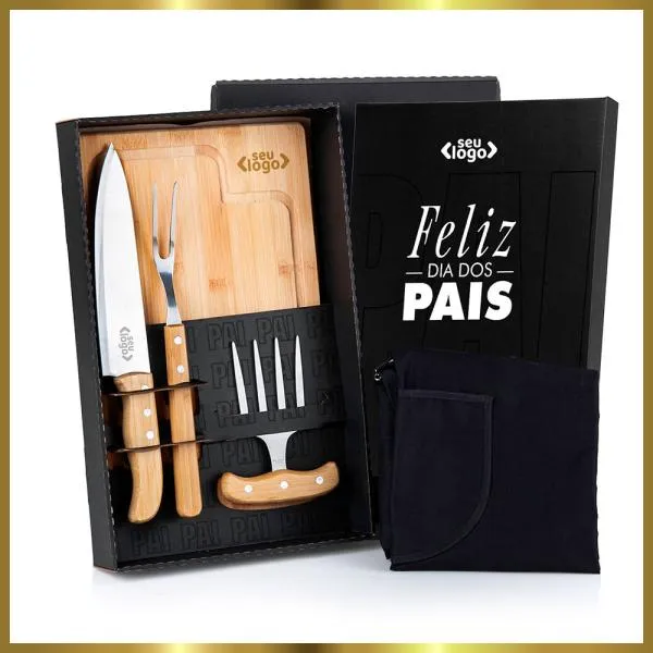 Kit para Churrasco. Composto por tábua em Bambu; garfo 4 dentes e garfo trinchante em Bambu/Inox; faca 8 em Madeira/Inox e avental em Brim. Tábua confeccionada com tripla camada invertida, para dar maior durabilidade e não deformar com o passar do tempo. Rebites em Aço Inox 304, um dos mais resistentes à ferrugem e corrosão.