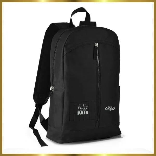 Mochila preta confeccionada em Polyester 600D. Conta com bolso principal com zíper duplo cursor, bolso frontal em zíper diagonal, dois bolsos laterais, divisória para notebook, alças ajustáveis e alça de mão.