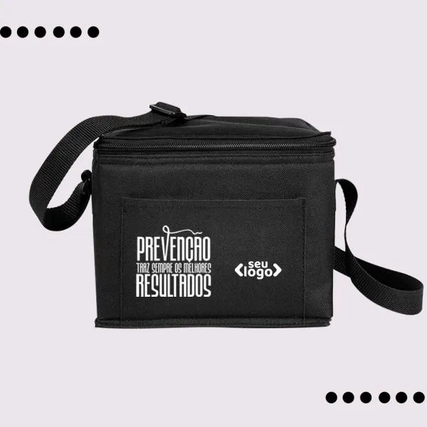 Bolsa Térmica preta em Polyester 600D/PEVA - não impermeável. Conta com alça ajustável, bolso frontal e fechamento em zíper. Forro interno cinza feito de PEVA. Tempo de Conservação aproximado: Frio 10 horas / Quente 3 horas.