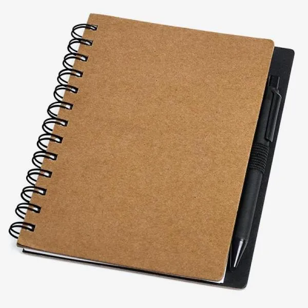 Caderno com 100 folhas brancas pautadas e espiral wire-o em metal cromado. Capa em papelão reciclado rígido, com exterior na cor marrom e interior na cor preta. Acompanha caneta ecológica em papelão reciclado esferográfica preta, com detalhes em plástico e presa por fita elástica preta na lateral do caderno.