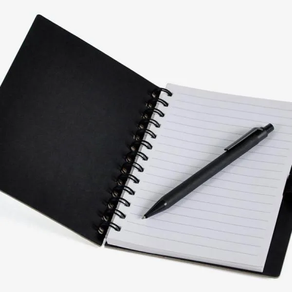 Caderno com 100 folhas brancas pautadas e espiral wire-o em metal cromado. Capa em papelão reciclado rígido, com exterior na cor marrom e interior na cor preta. Acompanha caneta ecológica em papelão reciclado esferográfica preta, com detalhes em plástico e presa por fita elástica preta na lateral do caderno.