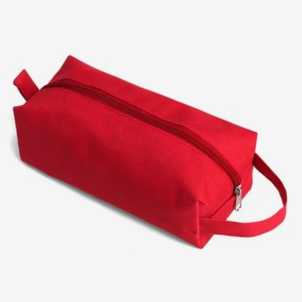 Necessaire em Nylon vermelha. Conta com fechamento em zíper e alça de mão.