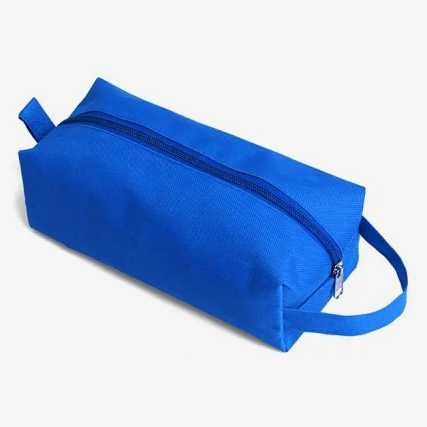 Necessaire em Nylon azul. Conta com fechamento em zíper e alça de mão.