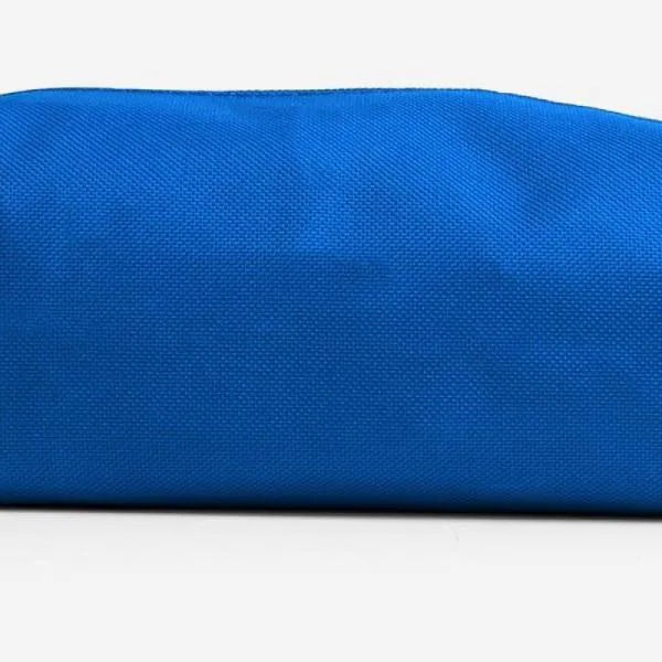 Necessaire em Nylon azul. Conta com fechamento em zíper e alça de mão.