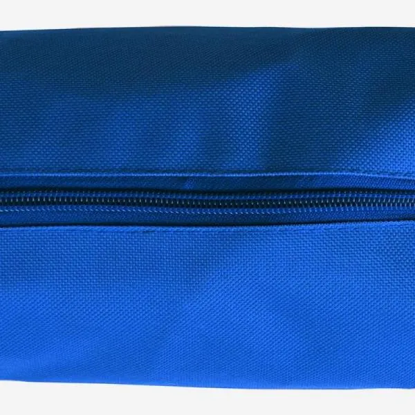 Necessaire em Nylon azul. Conta com fechamento em zíper e alça de mão.