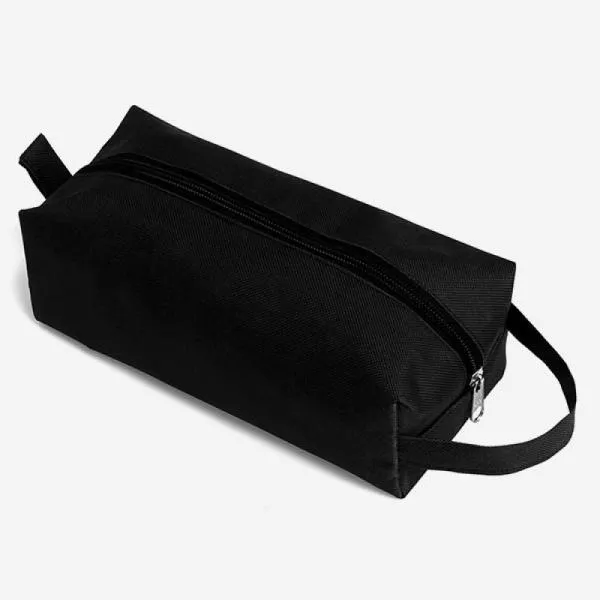 Necessaire em Nylon preta. Conta com fechamento em zíper e alça de mão.