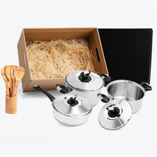 Kit para cozinha; Conta com 2 caçarolas com tampa, frigideira com tampa e chaleira em Inox; Colher 30cm, colher perfurada 30cm, espátula 30cm, espátula perfurada 30cm e suporte para utensílios em Bambu.