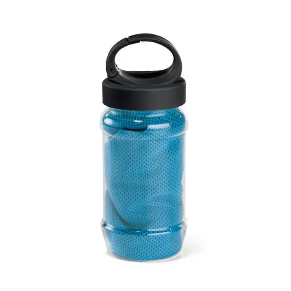 Toalha para esporte azul claro com garrafa em PP e PET. Toalha refrescante, quando molhada permanece fria durante horas. Se aquecer, basta balançar reativando sua frescura. Reutilizável e lavável à máquina. Capacidade da garrafa: 440ml