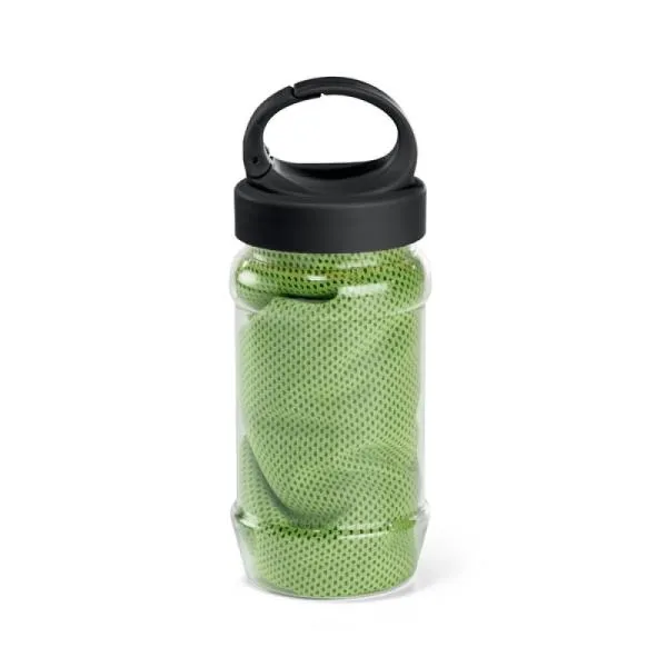 Toalha para esporte verde com garrafa em PP e PET. Toalha refrescante, quando molhada permanece fria durante horas. Se aquecer, basta balançar reativando sua frescura. Reutilizável e lavável à máquina. Capacidade da garrafa: 440ml