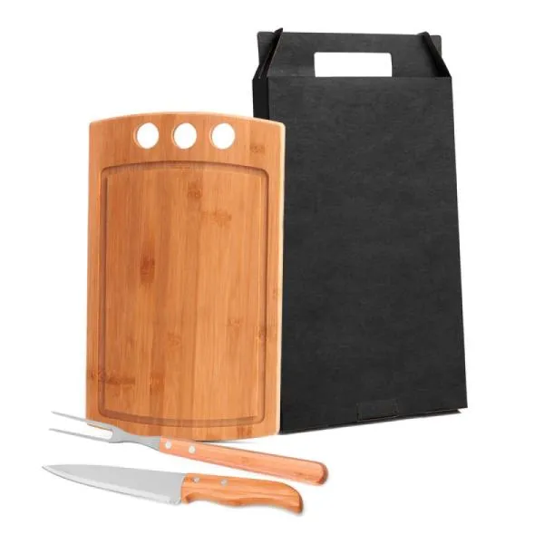 Conjunto para Cozinha em Bambu/Aço Inox; Acompanha tábua em Bambu com três furos; Garfo e faca 7'' em Bambu/Inox. Tábua confeccionada com tripla camada invertida, para dar maior durabilidade e não deformar com o passar do tempo. Rebites em Aço Inox 304, um dos mais resistentes à ferrugem e corrosão. Como cortesia, na faca 7 fazemos uma gravação com os cortes do boi.