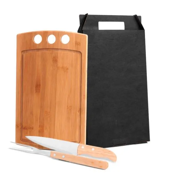 Conjunto para cozinha em Bambu/Inox. Acompanha tábua em bambu com três furos; Garfo e faca 7'' em Madeira/Inox. Tábua confeccionada com tripla camada invertida, para dar maior durabilidade e não deformar com o passar do tempo. Rebites em Aço Inox 304, um dos mais resistentes à ferrugem e corrosão. Como cortesia, na faca 7 fazemos uma gravação com os cortes do boi.