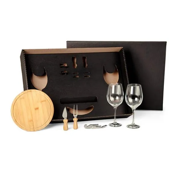 Kit para queijo e vinho. Conta com tábua para queijo/petiscos; Duas facas, sendo, uma com ponta e outra reta, garfo e espátula em bambu/inox; Duas taças para vinho em vidro e abridor em metal. Estão perfeitamente acomodados em uma caixa para presentear.